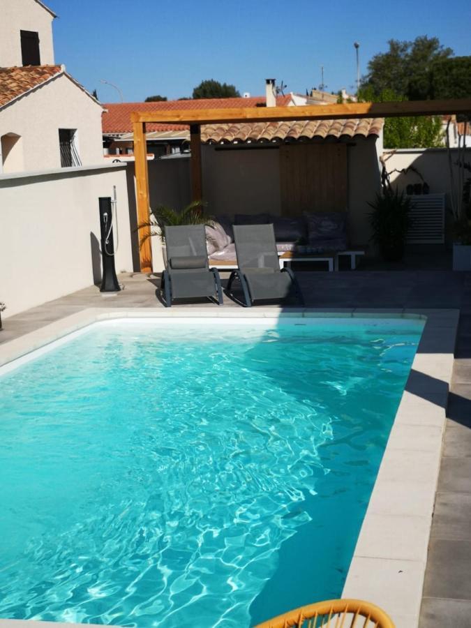 Au Dessus De La Maison Du Saunier * Salin-de-Giraud